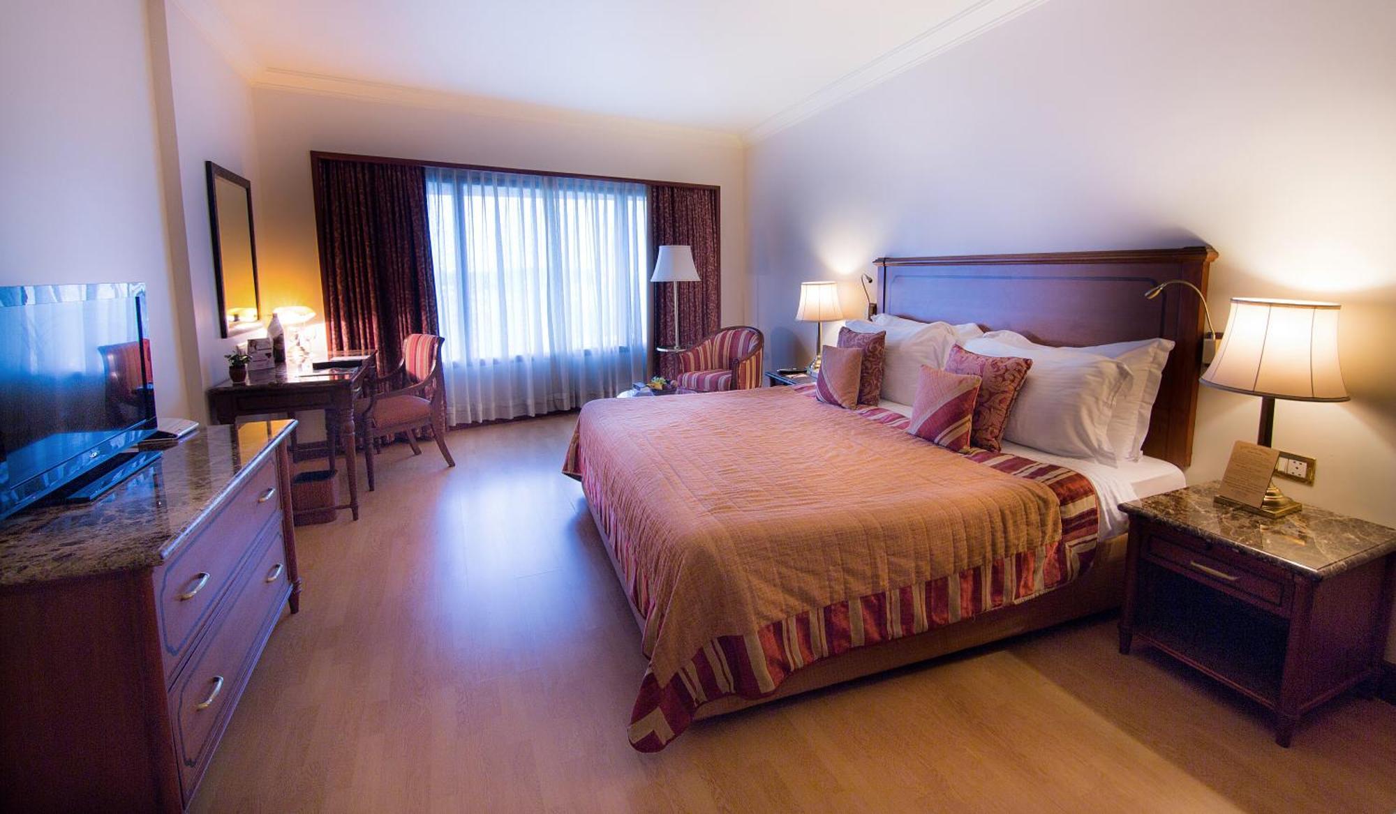 Premier Room King or Twin Bed,982292422:JPEG