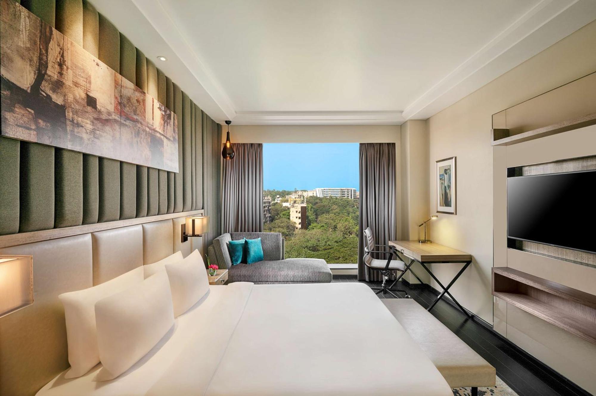 Suite Bathtub on Session of Spa on Laundry Services snacks soft drinks & fruit platter Airport Drop to T1 & T2 Early Check & Late Check-out,1454447785:JPEG
