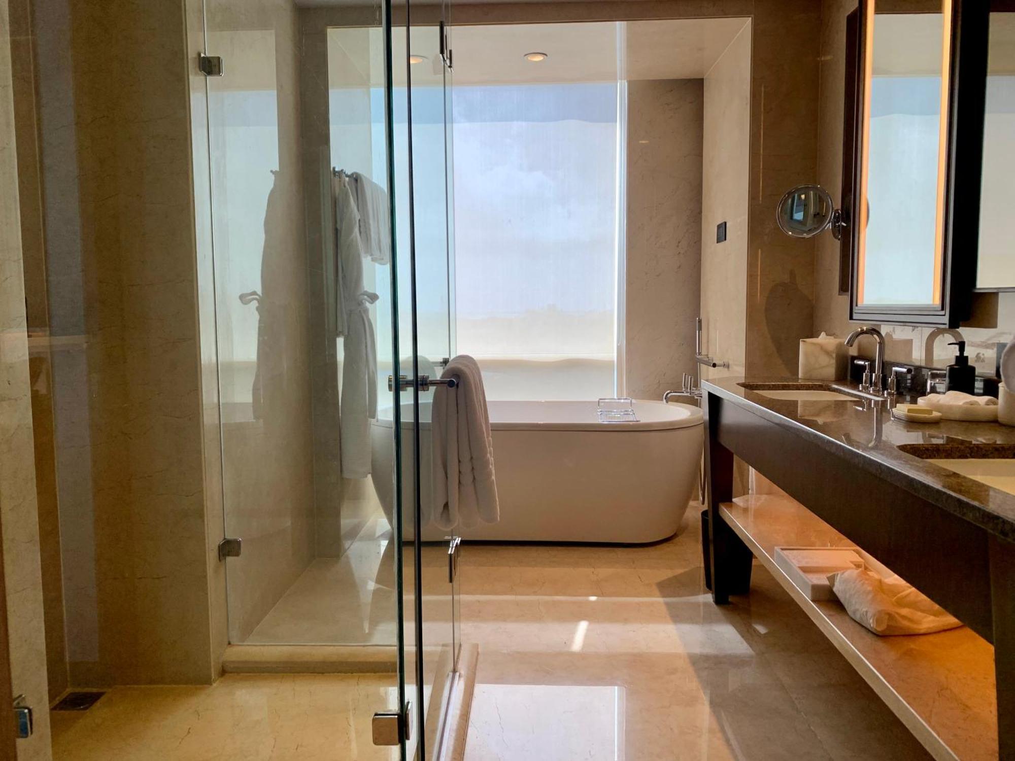 Deluxe King Room Sea View